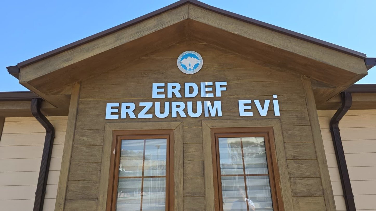 Erzurum Evi’nin ahşap cephesi ve
 “ERDEF Erzurum Evi” tabelası