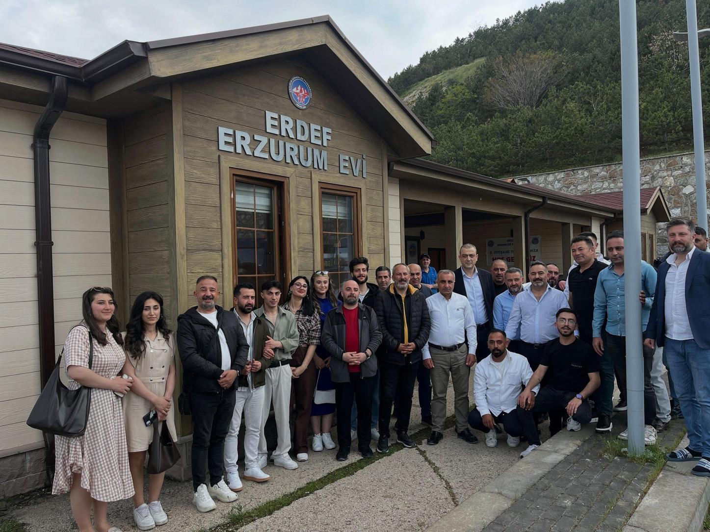 Erzurum Evi’nin önünde toplanmış kalabalık; binanın cephesinde
 “ERDEF Erzurum Evi” tabelası